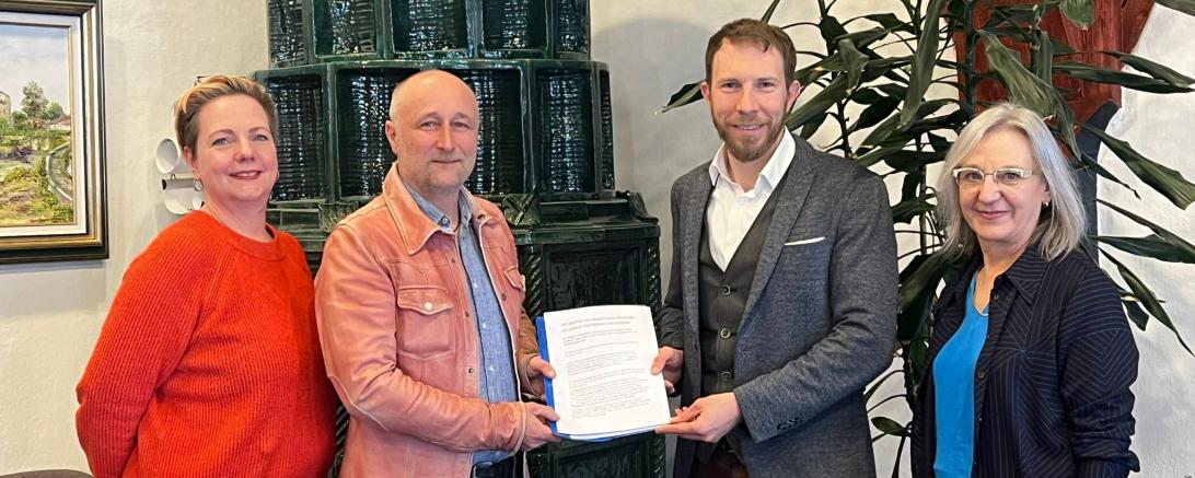 Das Bild zeigt Gabriele Dietz (Werbegemeinschaft), Peter Bauer (Werbegemeinschaft), Bürgermeister Thomas Heydecker und Anita Thorwarth (Werbegemeinschaft) bei der Übergabe der Unterschriftenliste.