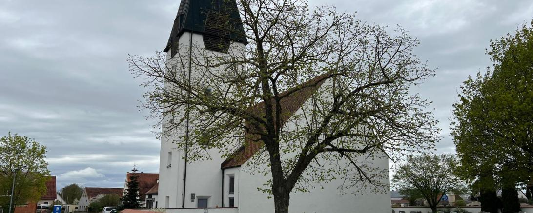 Das Bild zeigt die Erlöserkirche in Deiningen. 