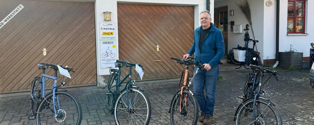 Das Bild zeigt Holger Kretzschmar vor seinem Haus in Baldingen. 