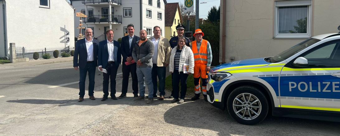 Das Bild zeigt (von links) Bürgermeister Karl Rehm, MdL Wolfgang Fackler, Gerhard Schappin (Leiter Tiefbauamt), Andreas Stemmer, Markus Golling (Leiter Ordnungsamt Rain), Polizeihauptkommissar Stephan Roßmanith (Sachbearbeiter Verkehr für den Landkreis Donau-Ries), Renate Kluß (Ordnungsamt Rain) und Andreas Kneißl (Straßenkontrolleur Tiefbauamt Donau-Ries).