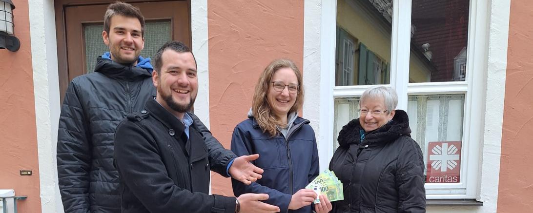 Von links: BDKJ Vorstände Matthias Schmidt, Bernhard Höß, Christina Feil sowie Frau Brendel von „Die Tafel“