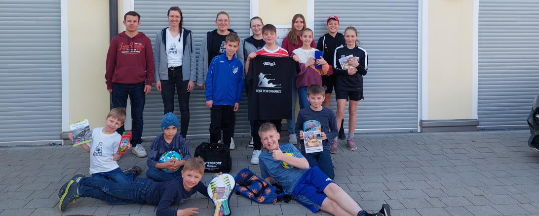 Die Gruppe mit ihren Preisen, Sabine Graf und Daniela Löfflad (fehlt auf dem Foto) Schützenmeister, Verena Klink und Susanne Hopf Jugendsportwart