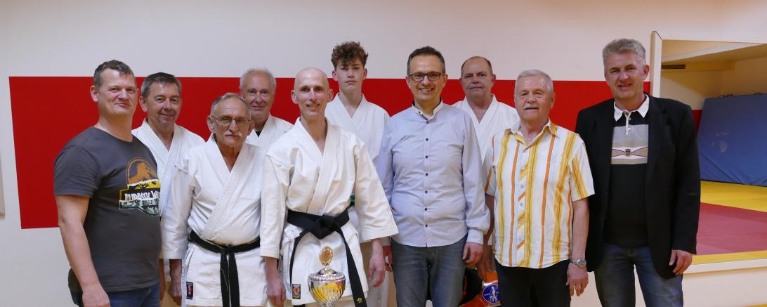 v.r.n.l. Anton Eireiner (Vorsitzender des TSV Wemding), Roland Schuster (Sportreferent der Stadt Wemding), Bürgermeister Dr. Martin Drexler, René Steinhübel, Trainer Lothar Kreutner, Jörg Fackler (Abteilungsleiter), dahinter befinden sich Trainingskollegen, die ebenfalls gratulierten.