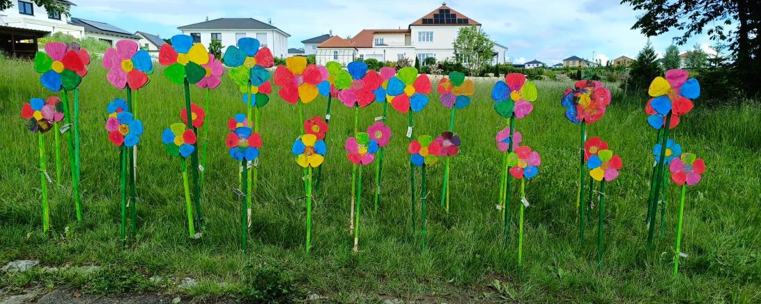 Hier sieht man angemalte Holzblumen.