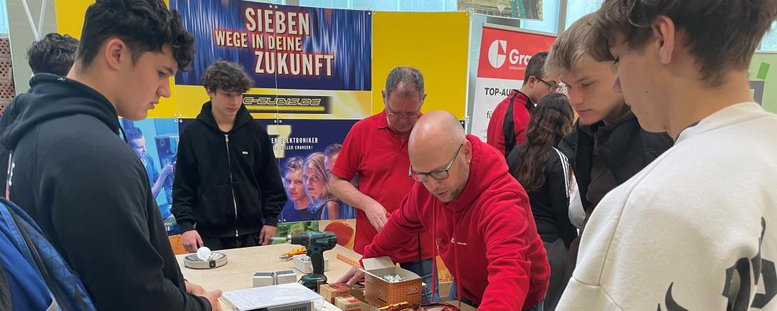 Beim „Tag des Handwerks“ für die Schulen lernten Schülerinnen und Schüler acht unterschiedliche Gewerke kennen.