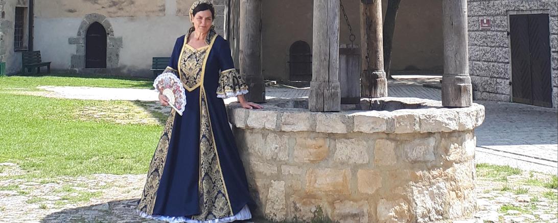 Frau vor Brunnen bei Schloss Harburg