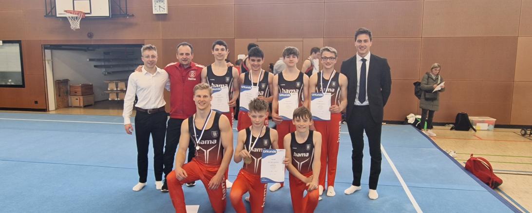 Trainer Roland Grimm (o. zweiter v.l.) führte seine Turner zu einer hohen Medaillenausbeute für den TSV Monheim. 