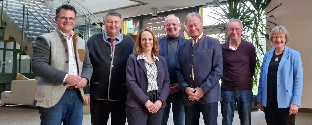 Auf dem Bild zeigt sich die Vorstandschaft mit v. rechts Rektorin Heike Ritzka, Schatzmeister Helmut Meyer, 1. Vorsitzender Werner Freißler, Jörg Fischer, Christine Hörmann, Josef Reichensberger mit OB Jürgen Sorre. Terminlich verhindert waren Albert Riedelsheimer und Elternbeirätin Nina Weigand-Behringer.