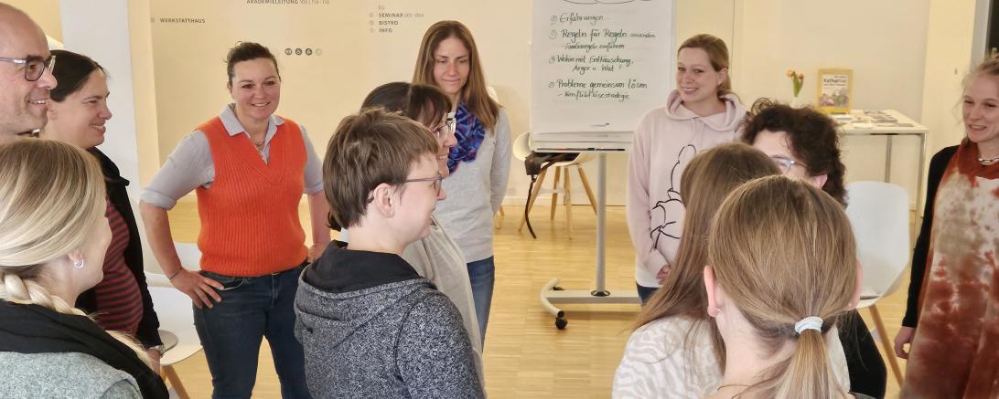 Das Bild zeigt Sigrid Busch, Kess-Kursleiterin (vierte von Links) während einer Übung mit Kursteilnehmerinnen und – teilnehmern.