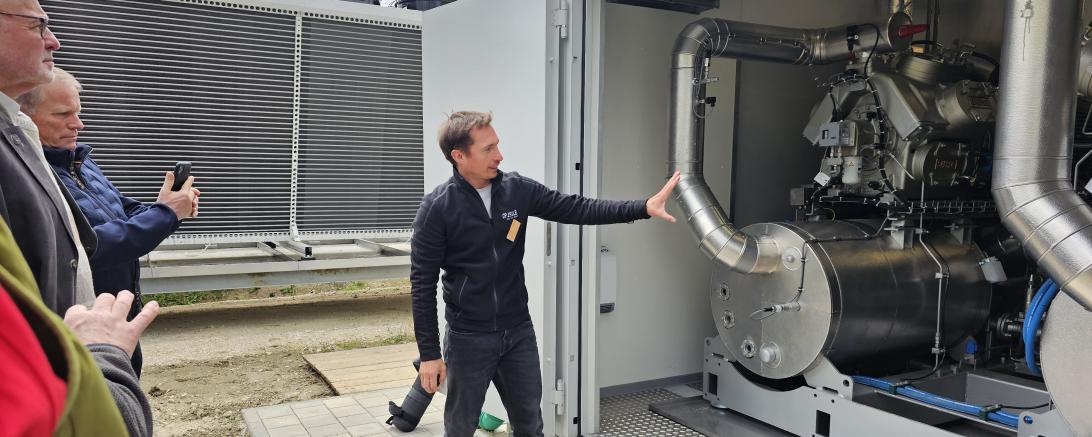 Dr. Christoph Reiter, Teamleiter Anlagentechnik bei GP JOULE, führte die Gäste über die Anlage und informierte sie über die technischen Details.
