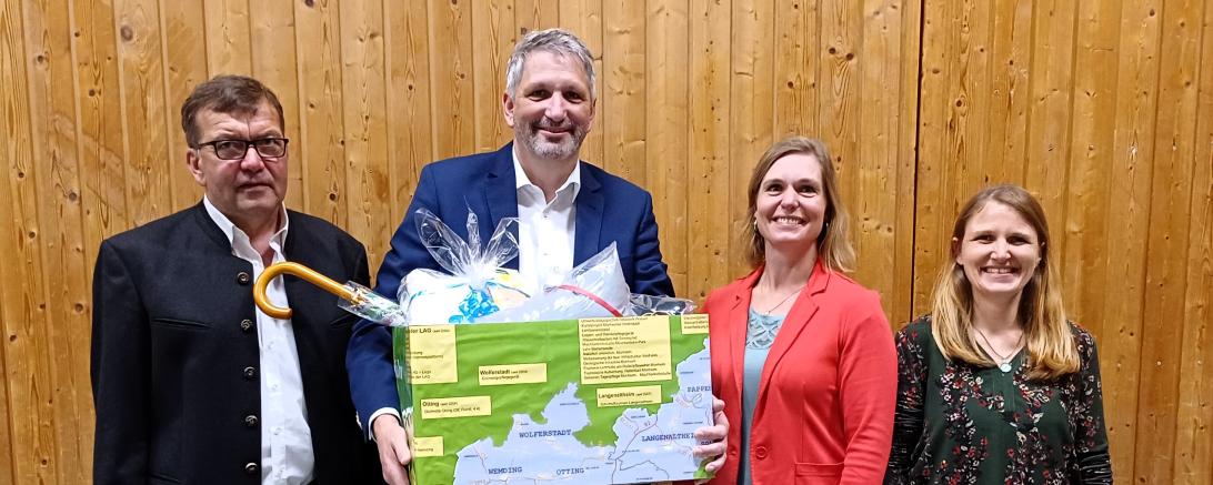 LAG Assistentin Veronika Herb (v.r.), Nachfolgerin Melanie Pruis-Obel und Kassier Willi Lechner überreichten Friedrich Eckmeier einen Geschenkkorb mit Erinnerungen an und Aufmerksamkeiten aus den LAG-Mitgliedsgemeinden. 