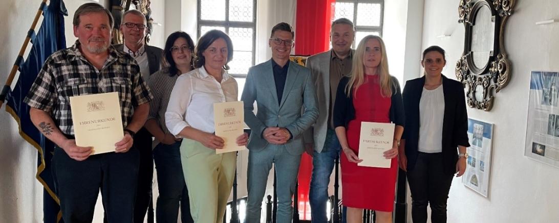 Hier sieht man Nördlingens Oberbürgermeister David Wittner mit den Jubilaren.