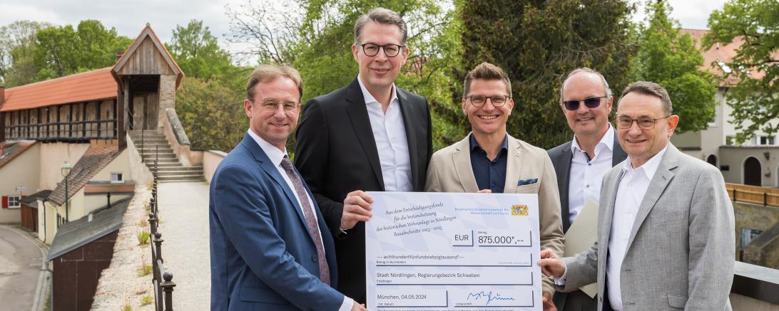 Von links nach rechts: MdL Wolfgang Fackler, Staatsminister Markus Blume, Oberbürgermeister David Wittner, Stadtkämmerer Bernhard Kugler, MdB Ulrich Lange.