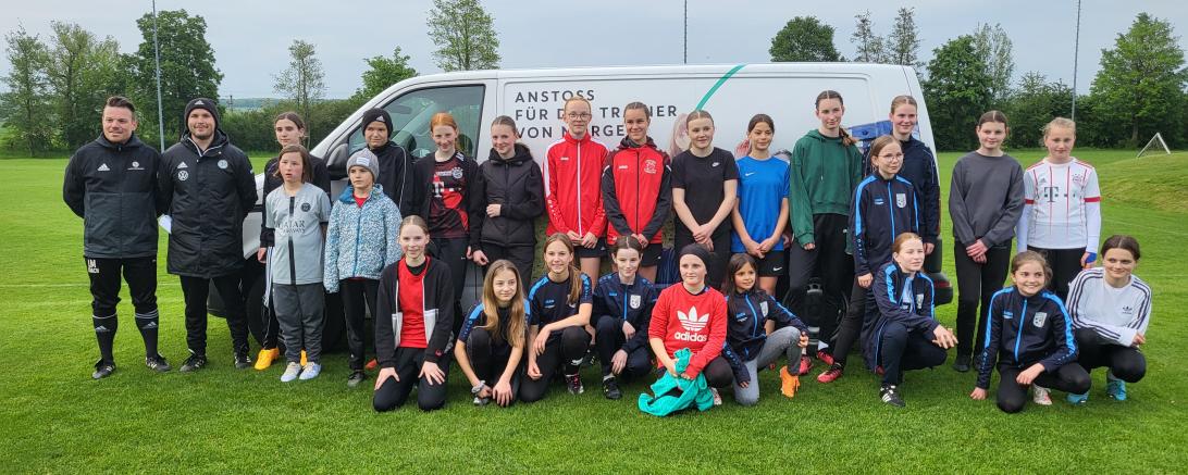 Hier sieht man die Teilnehmerinnen des DFB-Mädchenmobils beim TSV Oettingen.