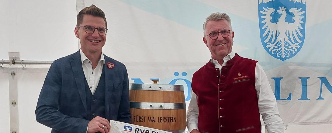 Reinhard Holz (Geschäftsführer des Fürst Wallerstein Brauhauses) übergibt Oberbürgermeister David Wittner einen symbolischen Scheck über 1.681 Euro für die „Nördlinger Hilfe in Not“.