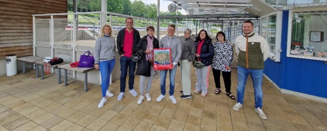 David Winter übergibt Nördlinger-Badetuch an Helga Kirchner zur Eröffnung des Nördlinger Freibades