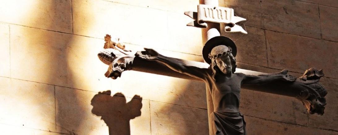 Das Bild zeigt ein christliches Kreuz. 