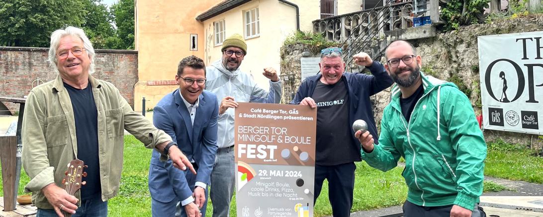 Bereit für die Lange Nacht des Minigolfs und Boule: Roland „Lande“ Hiller, Oberbürgermeister David Wittner, Martin Wagner (GAS Food & Beverage), Anlagenbetreiber Ralf „Ralla“ Kluge und Christian „Schnippi“ Friedrich (Boule-Spielergemeinschaft). 