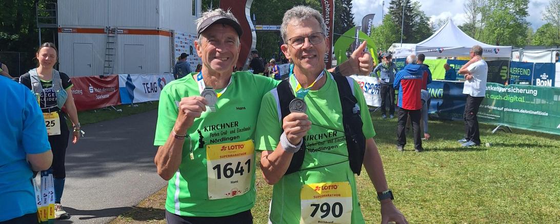 Kurz nach dem Zieleinlauf in Schmiedefeld, Hans Niederhuber links und Bernhard Satzenhofer rechts 