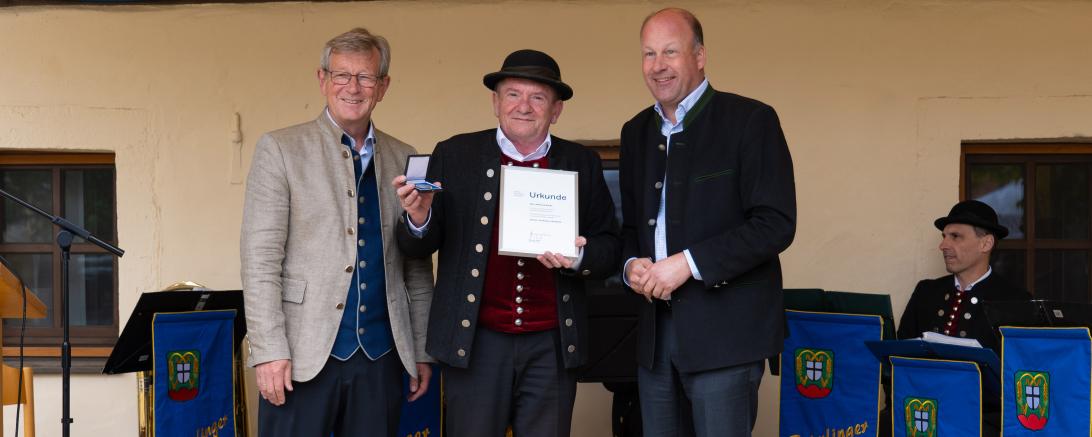 (v. l. n. r.): stellvertretender Bezirkstagspräsident Peter Schiele, Edmund Ratka und Martin Sailer, Bezirkstagspräsident von Schwaben.