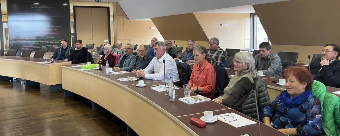 Die Vertreter der Reparaturinitiativen  im großen Sitzungssaal des Landratsamtes in Donauwörth.