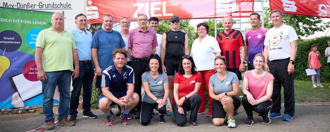 Hier sieht man die Teilnehmer des Spendenlaufs in Wallerstein.