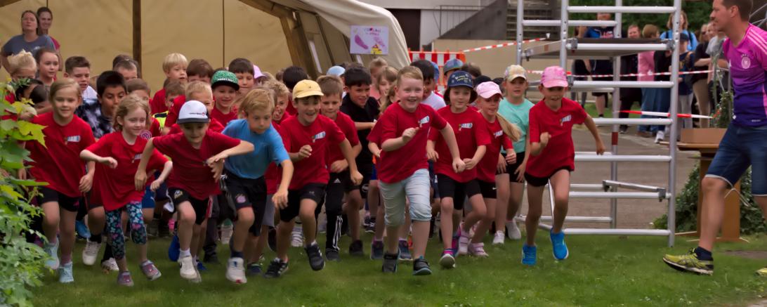 Hier sieht man die Schülerinnen und Schüler der Klassen 1 und 2.