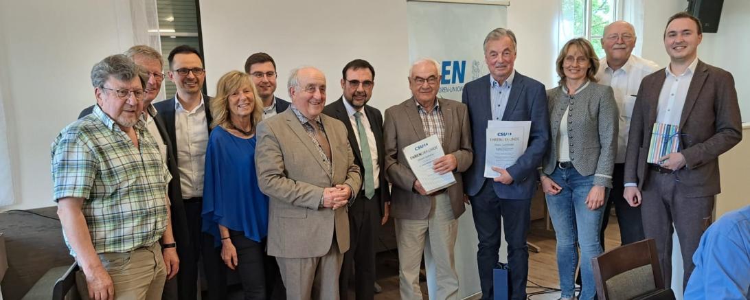 Hier sieht Klaus Holetschek (MdB) und die CSU-Ortsgruppe Wemding.