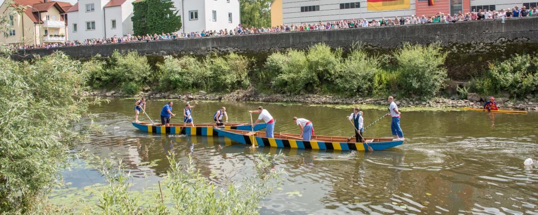 Hier sieht man zwei Boote beim Fischerstechen.
