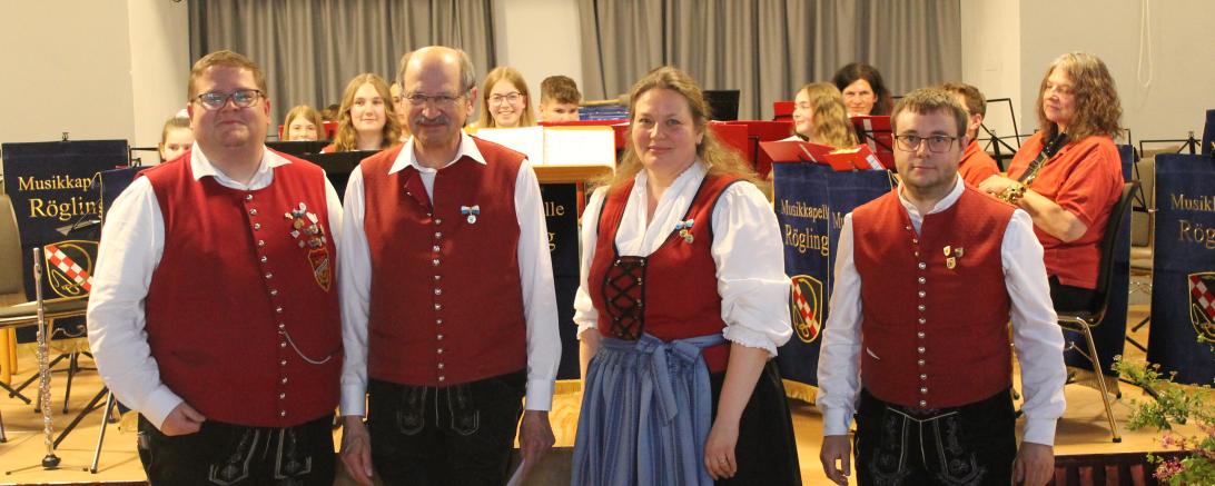 Von links nach rechts: 1. Vorsitzender des ASM-Bezirkes 16 Joachim Braun, Anton Böswald, die beiden ersten Vorsitzenden Claudia Schmid und Christian Ferber