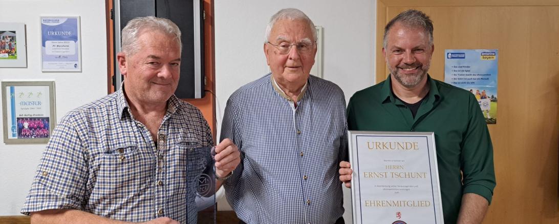 Von links nach rechts: 2. Vorstand und Ehrenamtsbeauftragter Bernhard Zinsmeister, Ehrenmitglied Ernst Tschunt, 1. Vorstand Alfons Dußmann