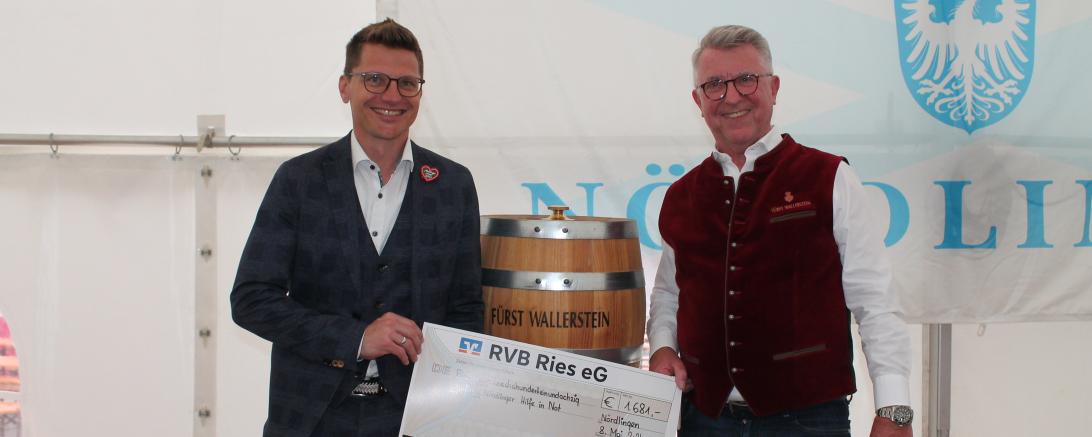 Reinhard Holz, Geschäftsführer der Fürstlichen Brauerei Wallerstein, (r.) überreicht Nördlingens Oberbürgermeister David Wittner einen Spendenscheck.