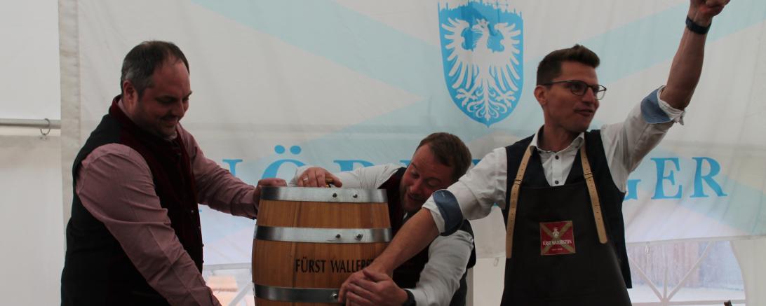 Hier sieht man David Wittner beim Anzapfen des Festbiers.