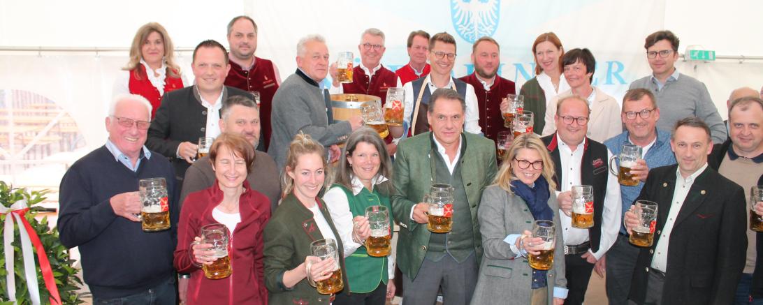 Oberbürgermeister David Wittner und der Nördlinger Stadtrat sprechen das Festbier frei.