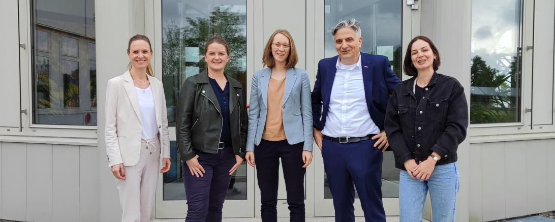 Hier sieht man Sandra Eckart, Tina Winklmann, Eva Lettenbauer, Markus Appl, Fe Linder  (v.l.n.r.)