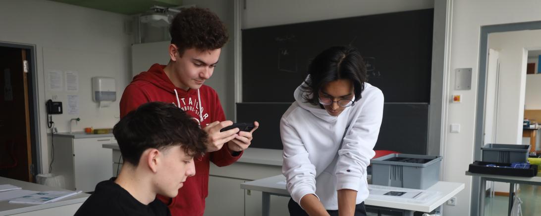 Calvin, Hannes und Johannes dokumentieren ihr erstes Experiment aus der Versuchsreihe zur Solarenergie.