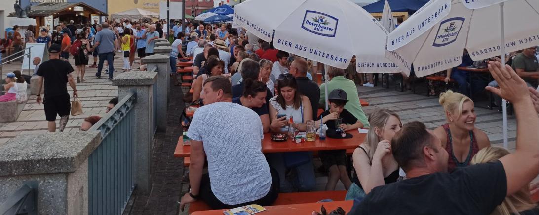Hier sieht man Gäste des Donauwörther Inselfests.