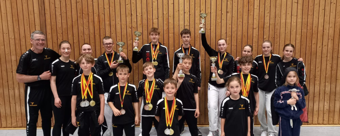 Hier sieht man die Monheimer Karatekas.