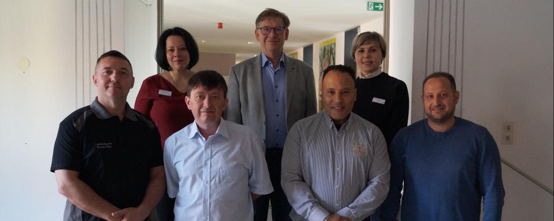 Landrat Stefan Rößle und sechs der Quartiermanager des Landkreises Donau-Ries, v.l.n.r.: Balint Doroszmai, Tatiana Fiedler, Oleh Serhunov, Landrat Stefan Rößle, Mohammed Benzouina, Elvira Böld, Bahaa Karas.
