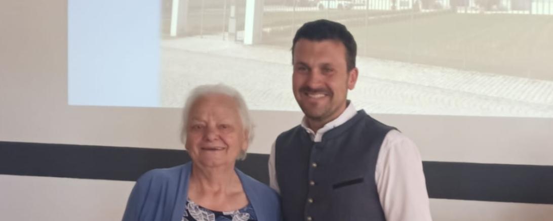 Hier sieht man Liselotte Löw bei der Preisübergabe.