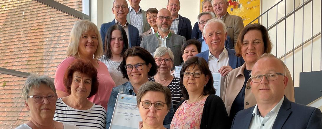 Die Initiatoren der Nachbarschaftshilfen im Landkreis Donau-Ries, Bürgermeisterinnen und Bürgermeister der jeweiligen Kommunen und Landrat Stefan Rößle.