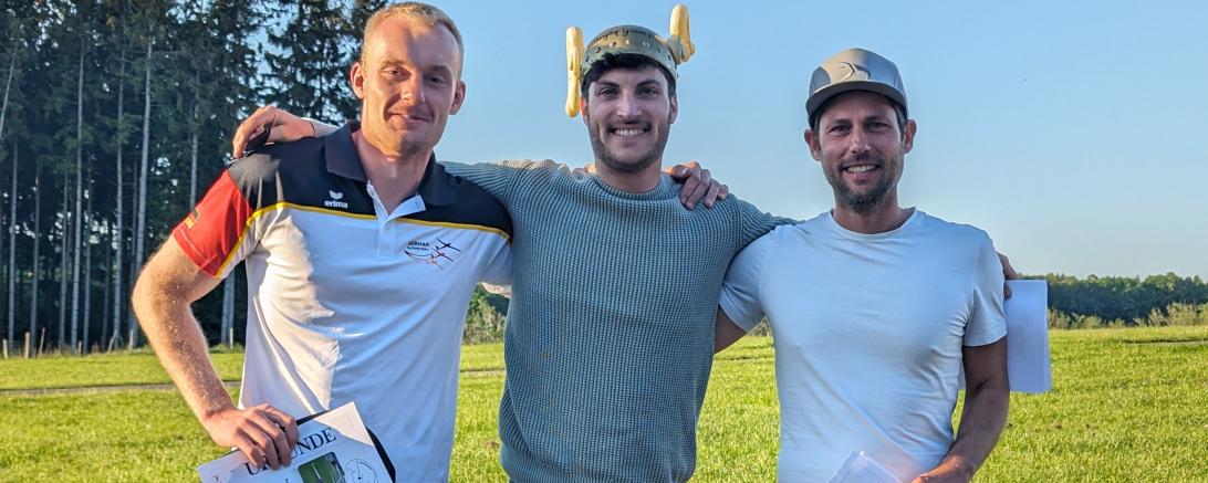Die erfolgreichsten Piloten des Stillberghof-Vergleichsfliegens: Sieger Stefan Langer (Mitte), Zweitplatzierter David Bauder (rechts), Dritter John Bartels (links).