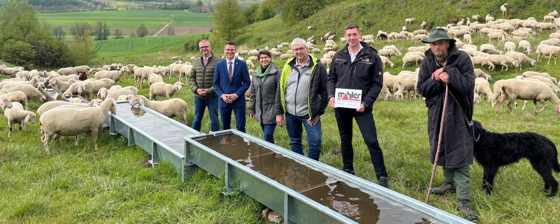 Neue Schaftränken im Tiefental bei Schmähingen. Von links nach rechts: Karl Stempfle (Leiter Sachgebiet Liegenschaften, Schulen, Sport; Stadt Nördlingen), Oberbürgermeister David Wittner, Silke Peterek (Heide-Allianz, Landratsamt Donau-Ries), Wilhelm Mahler und Matthias Mahler von der Firma Mahler Metallbau aus Kirchheim am Ries und Schäfer Richard Maurer.