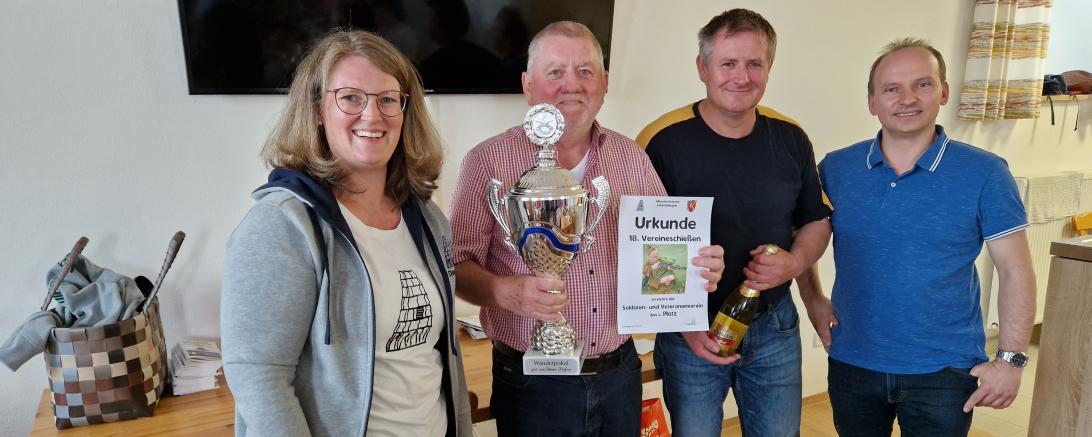 (von links nach rechts) Schützenmeisterin Daniela Löfflad, Rudolf Rösch vom Soldaten- und Veteranenverein, bester Einzelschütze Willi Kühn und Sportwart Michael Endreß