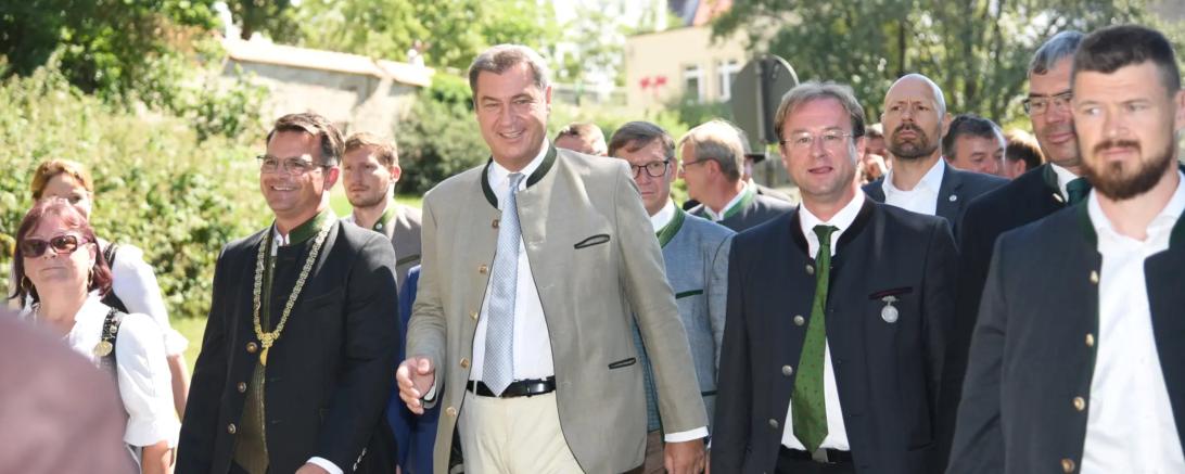 Das Foto zeigt Donauwörths Oberbürgermeister Jürgen Sorré, Ministerpräsidenten Dr. Markus Söder und den Landtagsabgeordneten Wolfgang Fackler bei der Sebastianifeier 2022.
