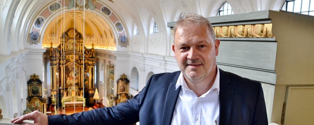 Hier sieht man Organist Stephan Thinnes.