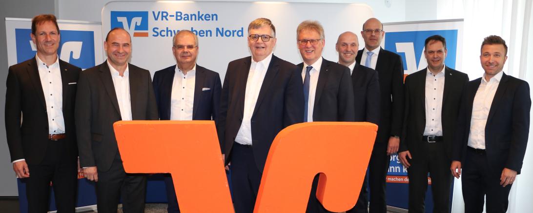Die neu gegründete Gruppe „VR-Banken Schwaben Nord“ mit den Vorständen vlnr Alexander Jall (Vorsitzender), Alexander Lehmann (stellv. Vorsitzender), Michael Kruck, Paul W. Ritter, Bernhard Ströbele, Bernd Frisch, Klaus Pelz, Matthias Vogel und Bernhard Hopfner. 