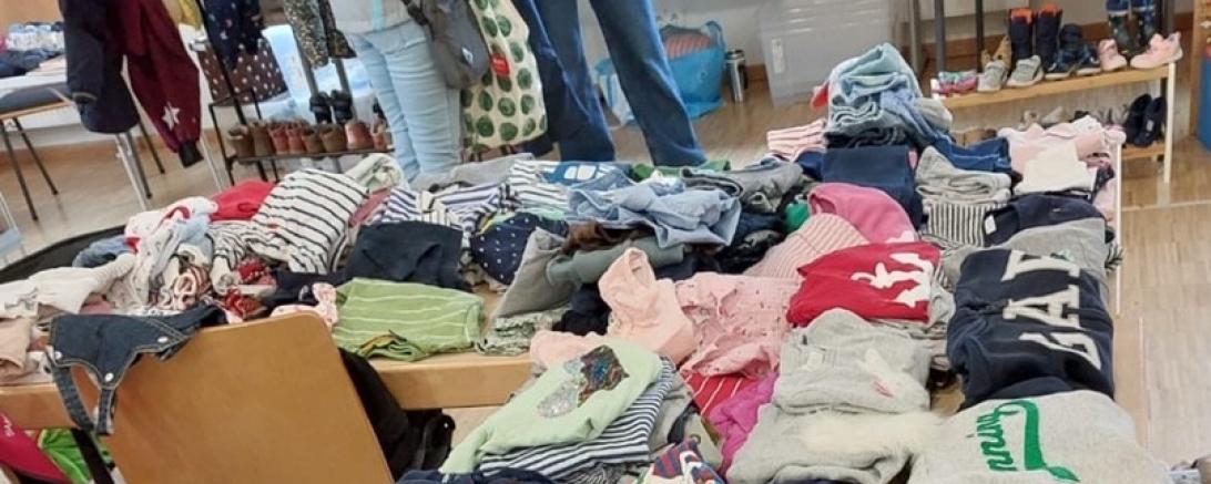 Das Bild zeigt einen Basartisch. 