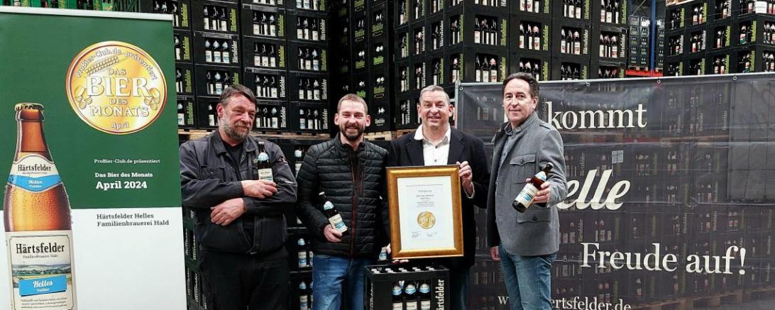 Auf dem Bild zu sehen (von links): Braumeister Gilbert Martin, Maximilian Hald, Christoph Hald, Frank Winkel (Pro-Bier-Club.de).