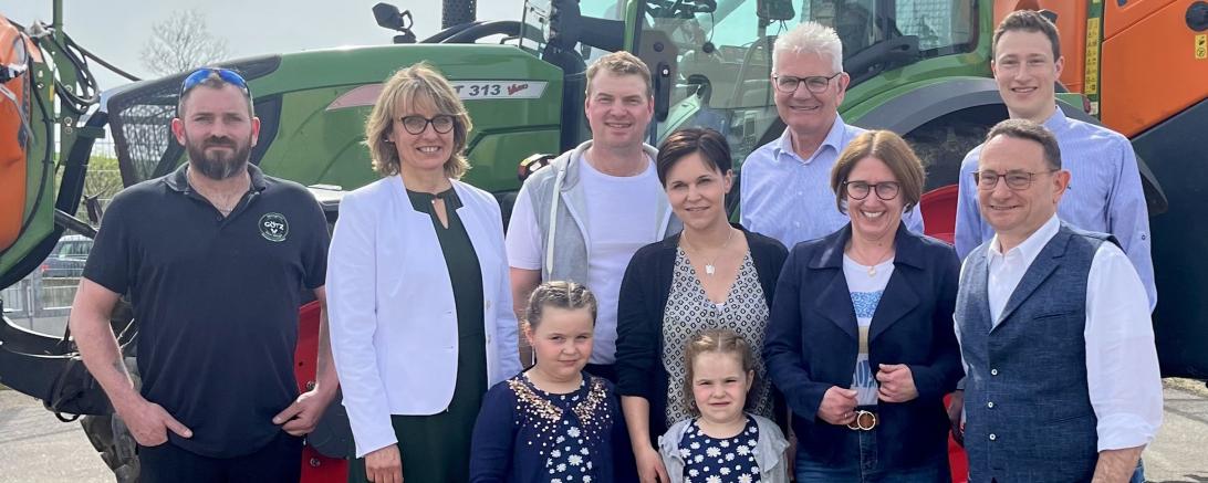Christian Götz (Metzgerei Götz), Anke Drukewitz, David und Christina Lehr mit ihren beiden Töchtern, Artur Auernhammer MdB, Nicole Binger, Marco Pulci, Ulrich Lange MdB.
